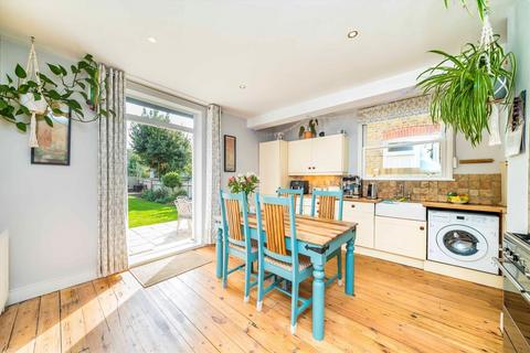 2 bedroom flat for sale, Waldron Road, London SW18