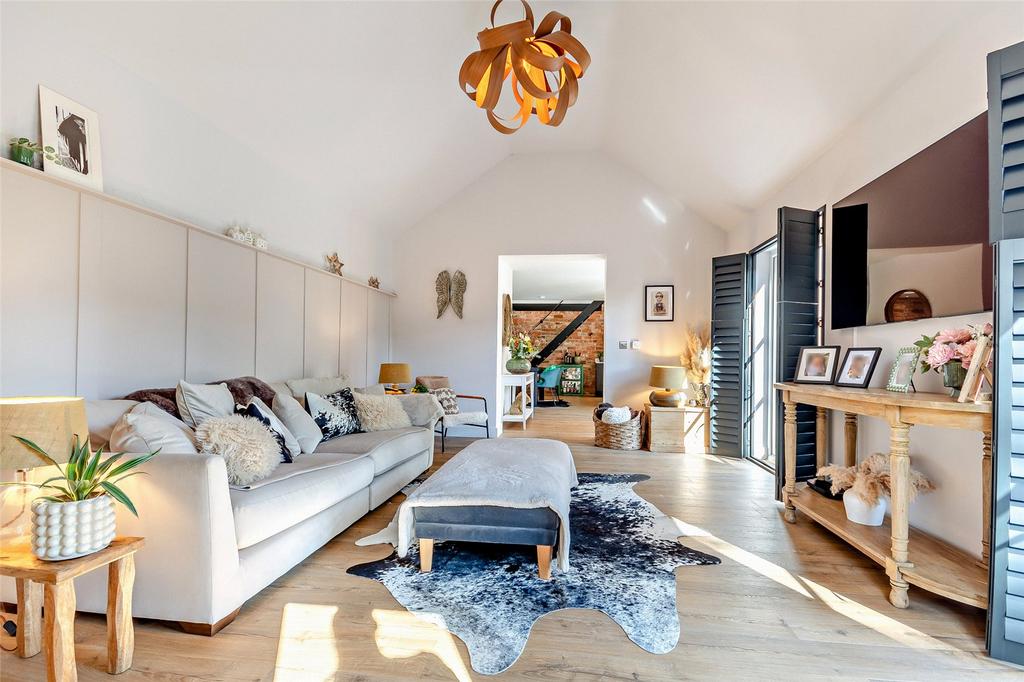 2 Reception Rooms