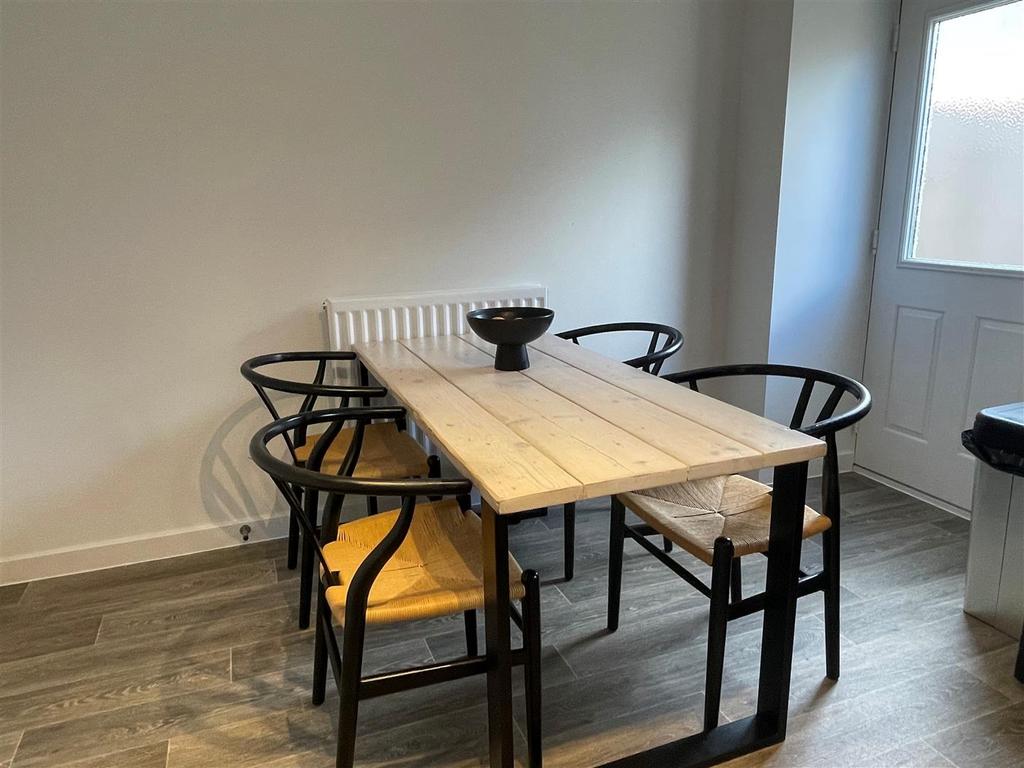 Table &amp; chairs.jpg