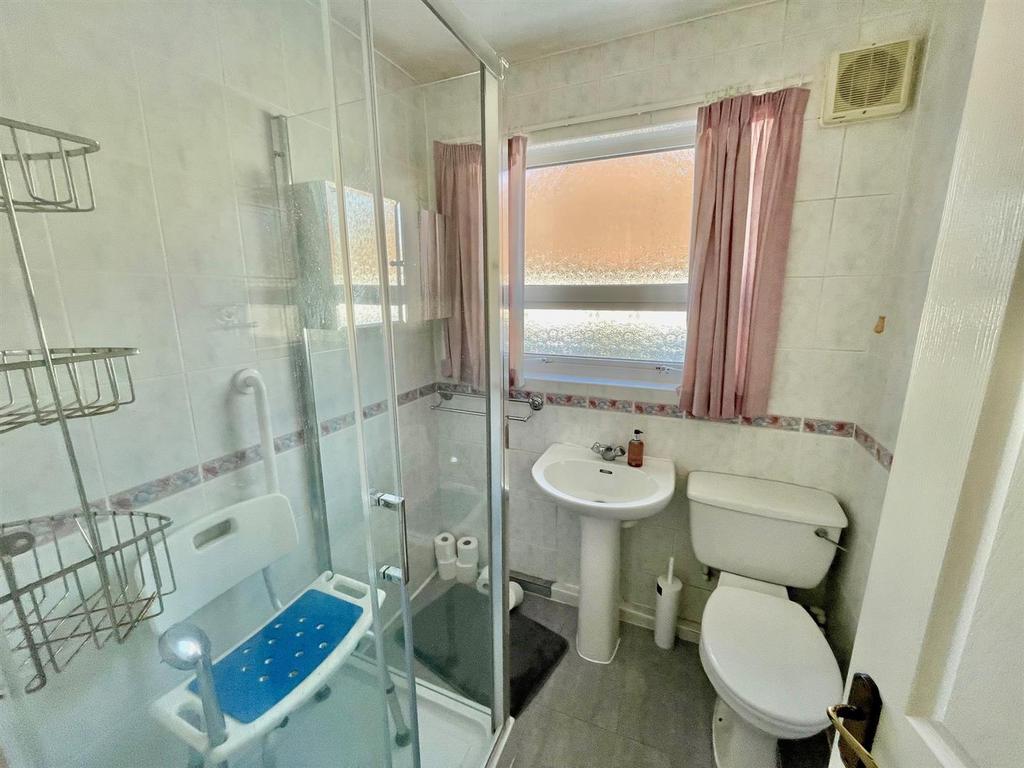 16 Sunnybank Rd Shower Room.jpg