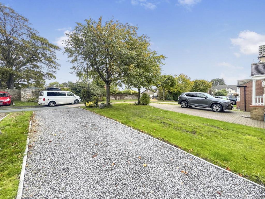 FRONT GARDEN & DRIVE