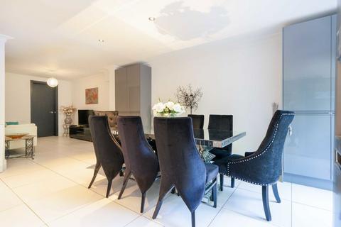 4 bedroom detached house to rent, Harris Close, London N11