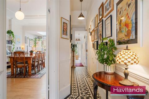 18 The Mall, London, N14 6LN