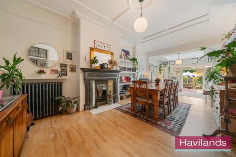18 The Mall, London, N14 6LN