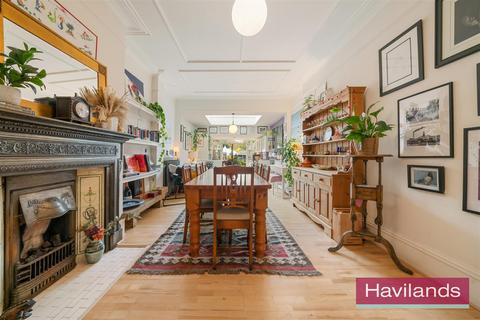 18 The Mall, London, N14 6LN