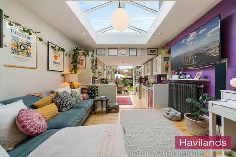 18 The Mall, London, N14 6LN