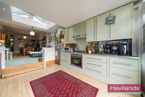 18 The Mall, London, N14 6LN