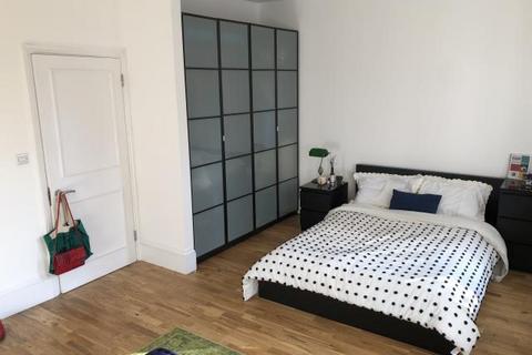 Studio to rent, Upper Street, London, N1