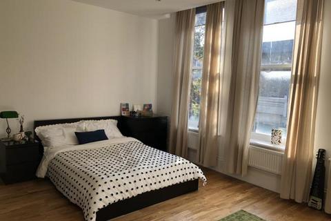 Studio to rent, Upper Street, London, N1