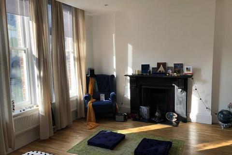 Studio to rent, Upper Street, London, N1