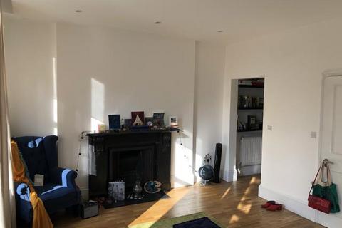 Studio to rent, Upper Street, London, N1