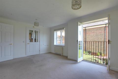 2 bedroom retirement property to rent, Newsholme Drive, London