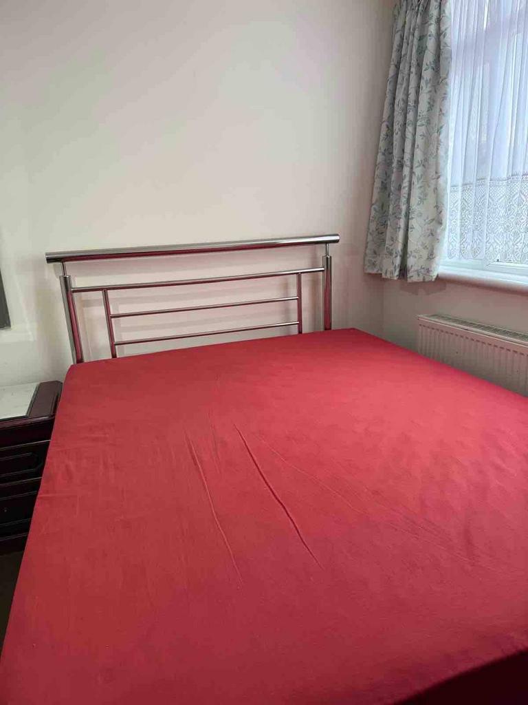 1 Room - House share to rent Woodfield Avenue, We