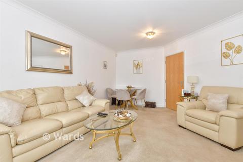 2 bedroom ground floor flat for sale, 8 The Lakes, Aylesford ME20