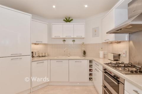 2 bedroom ground floor flat for sale, 8 The Lakes, Aylesford ME20