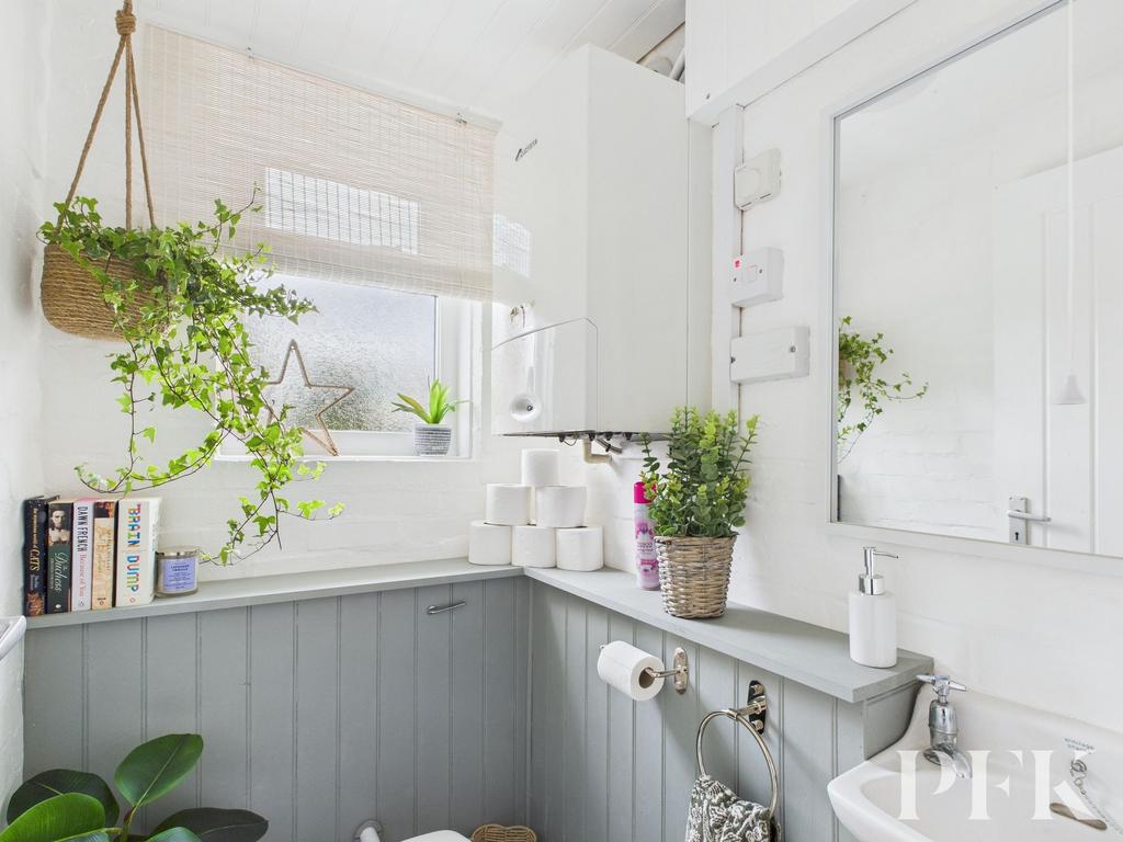 Cloak Room/WC