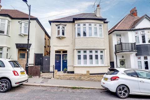 Beach Avenue, Leigh-On-Sea SS9