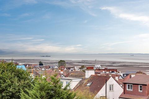 3 bedroom maisonette for sale, Beach Avenue, Leigh-On-Sea SS9