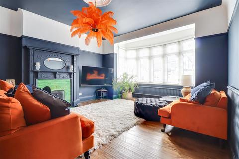 3 bedroom maisonette for sale, Beach Avenue, Leigh-On-Sea SS9