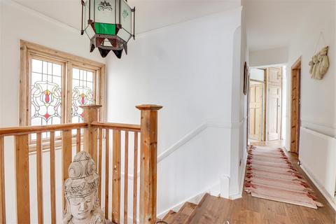 3 bedroom maisonette for sale, Beach Avenue, Leigh-On-Sea SS9