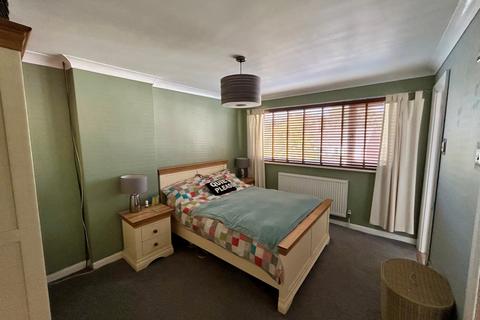 4 bedroom semi-detached house for sale, Sunningdale Drive, Daventry, NN11 4NZ