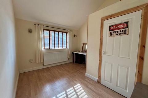 4 bedroom semi-detached house for sale, Sunningdale Drive, Daventry, NN11 4NZ