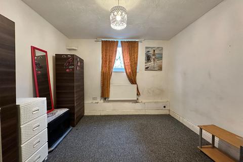 3 bedroom flat for sale, Linsdell Road, Barking IG11