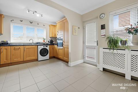 4 bedroom detached house for sale, Hilton Road, Canvey Island SS8