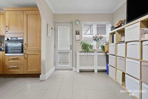 4 bedroom detached house for sale, Hilton Road, Canvey Island SS8
