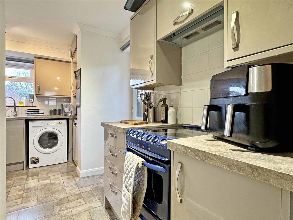 Kitchen b.jpg