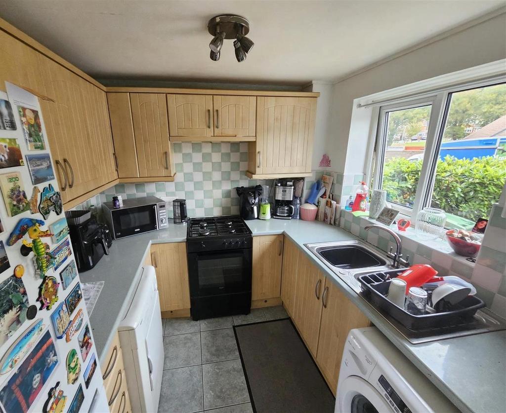 Kitchen 6 Lauriston Close.png