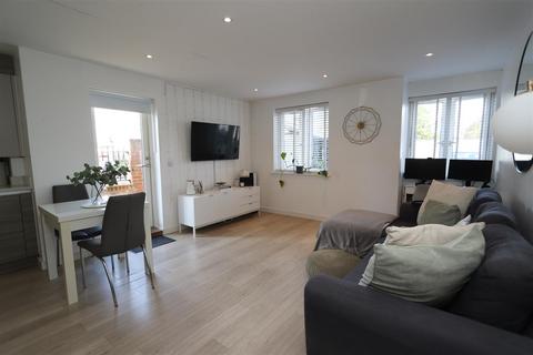 undefined, Highland Avenue, Brentwood