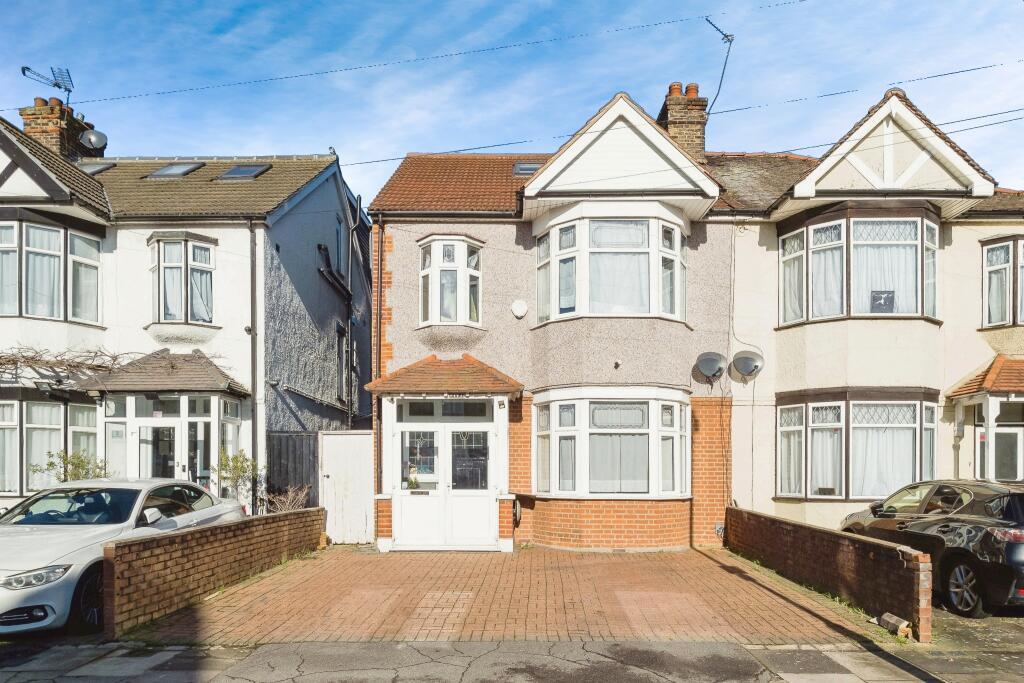Spacious 5-Bedroom Family Home with Modern Finish
