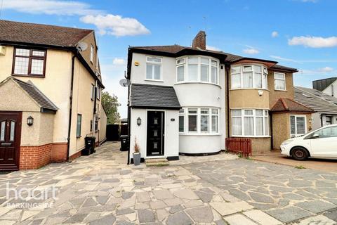 Caterham Avenue, Clayhall