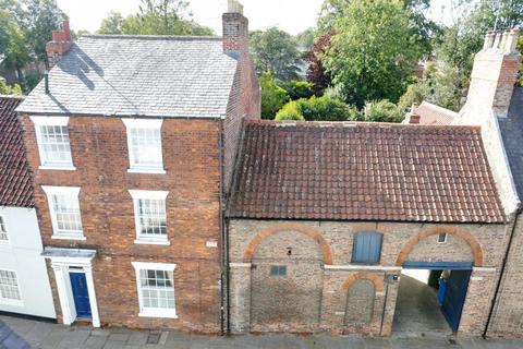 4 bedroom terraced house for sale, Lairgate, Beverley