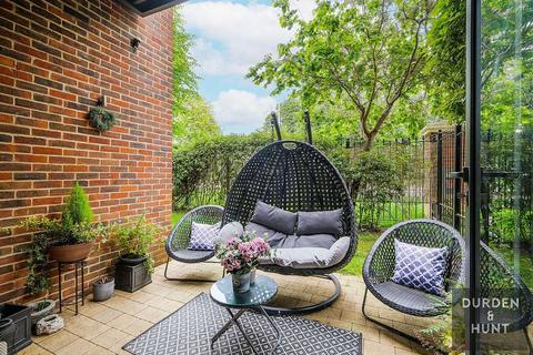 2 bedroom apartment for sale, Whitehall Road, Woodford Green, IG8