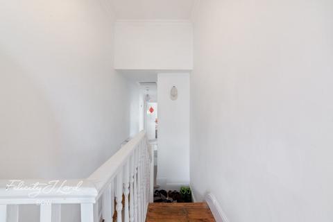 2 bedroom apartment for sale, Strahan Road, LONDON