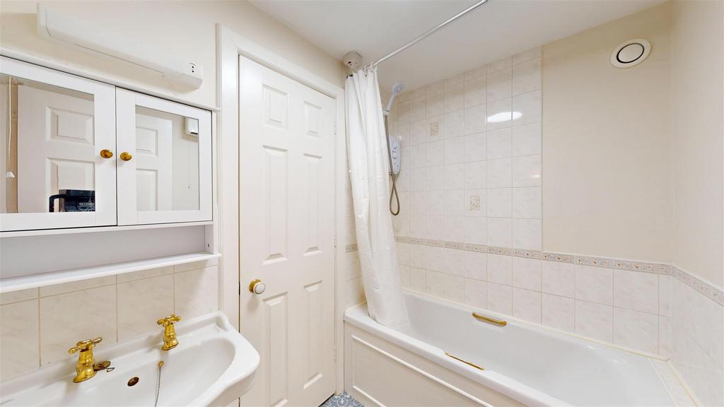 14 Watergate Mansions, Bathroom.jpg