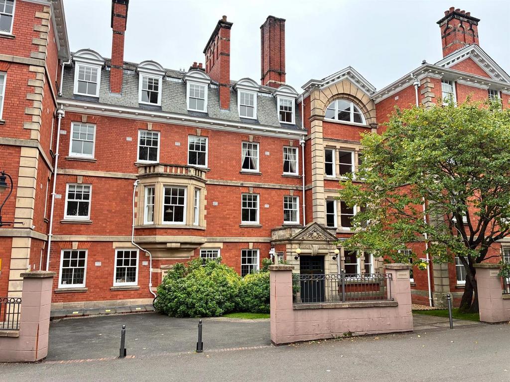 14 Watergate Mansions, Front Entrance.jpg