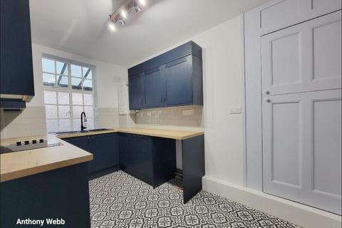 3 bedroom maisonette to rent, Green Lanes, Palmers Green, N13