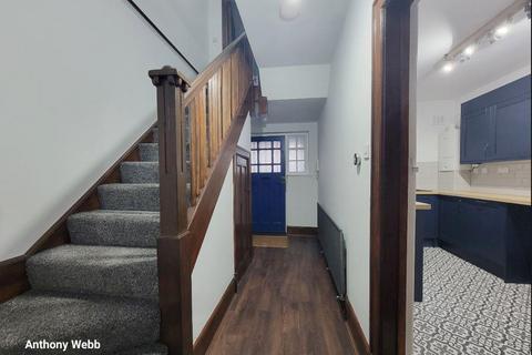 3 bedroom maisonette to rent, Green Lanes, Palmers Green, N13