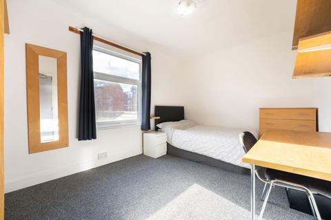 5 bedroom terraced house to rent, Harrow Road, Birmingham B29