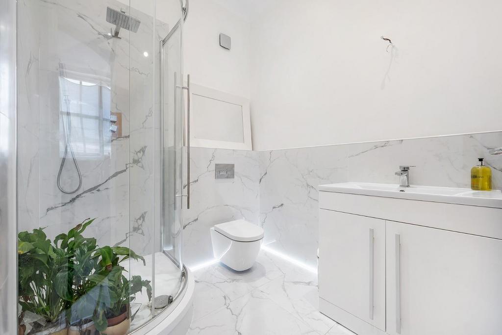 Bedroom 2 Ensuite.JPG