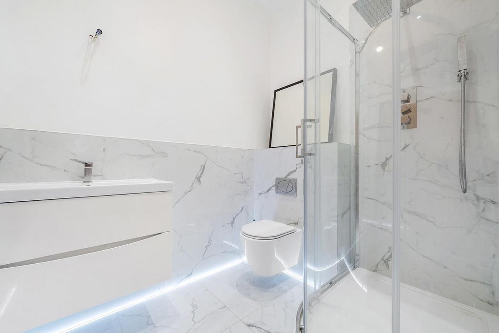 Bedroom 1 Ensuite.JPG