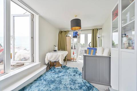 1 bedroom flat for sale, Banstead Court, Shepherd's Bush, London, W12