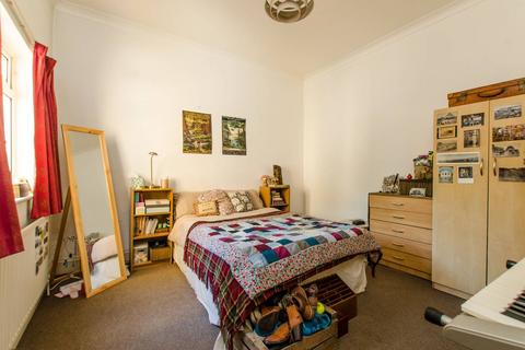 2 bedroom flat to rent, Drakefield Road, Heaver Estate, London, SW17