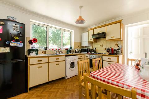 2 bedroom flat to rent, Drakefield Road, Heaver Estate, London, SW17