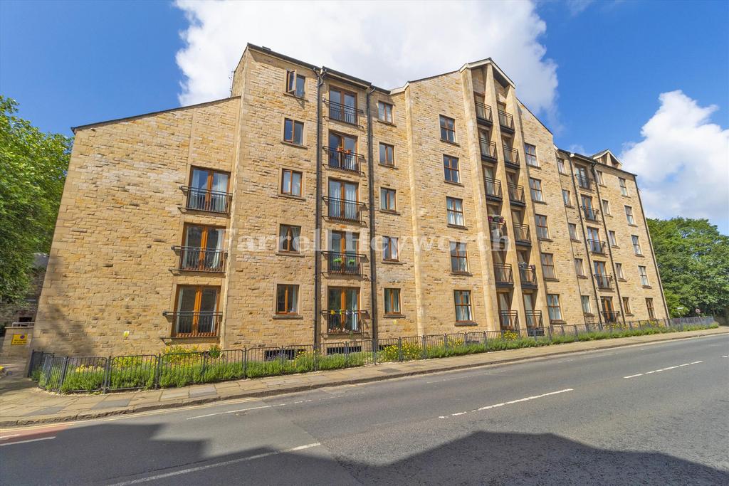 Lune Square Exterior