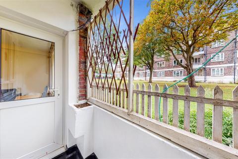 4 bedroom apartment to rent, Greenleaf Close, Tulse Hill, London