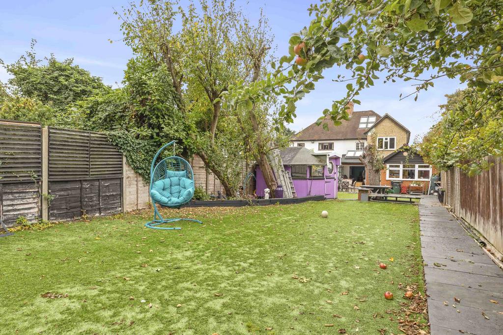 145 Courthouse Road, SL6 6 HY (LOW RES)-14